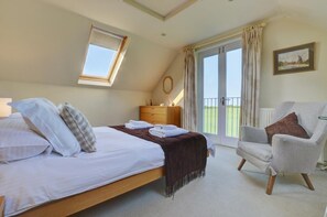 Iron/ironing board, travel cot, free WiFi, bed sheets - 3 Bed in Salthouse (oc-1753) (Salthouse)
