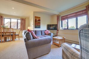 TV, fireplace - 3 Bed in Salthouse (oc-1753) (Salthouse)