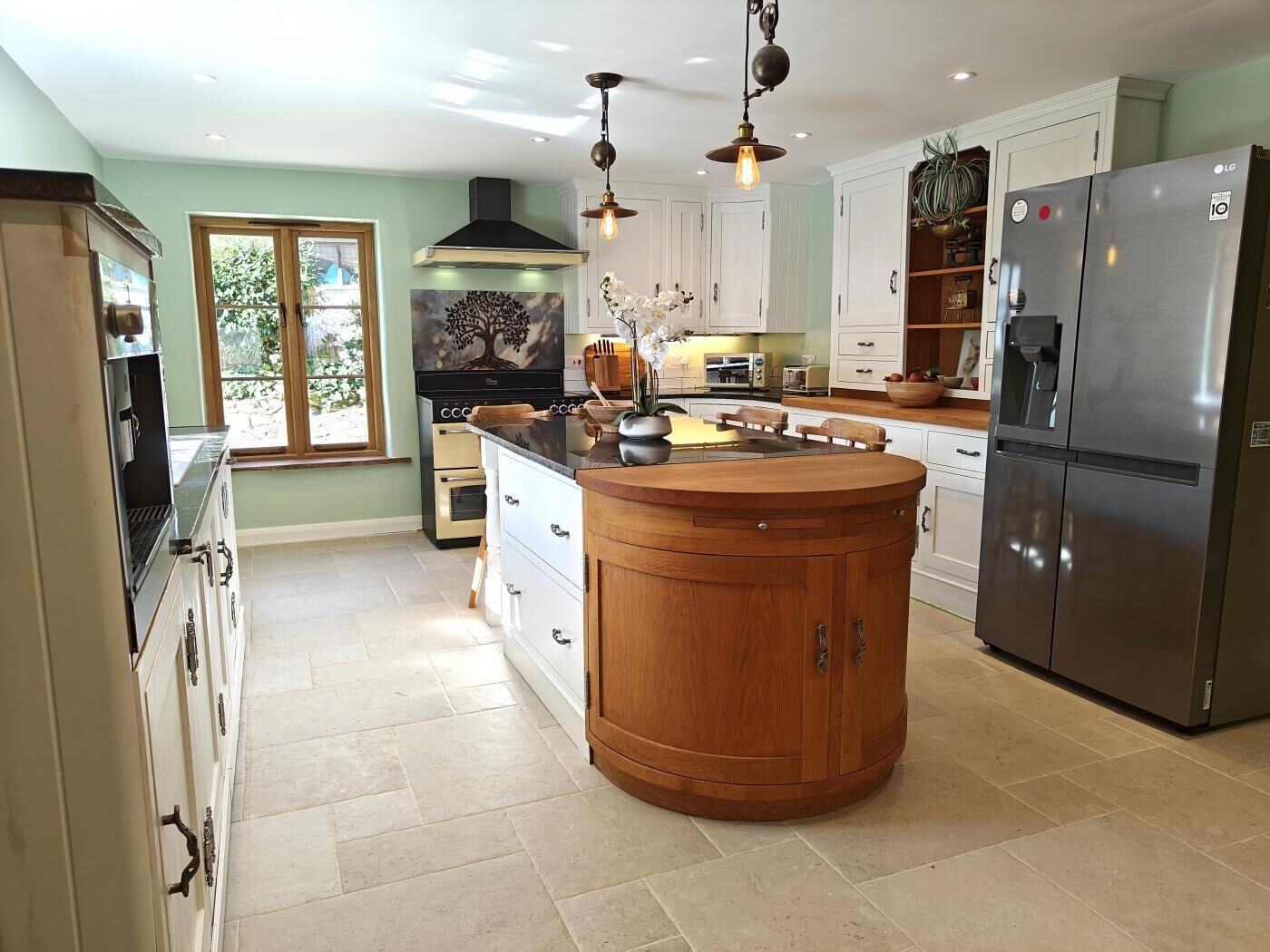 Four, lave-vaisselle, chaise haute