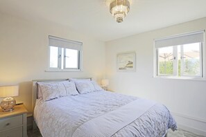 Bügeleisen/Bügelbrett, Reisekinderbett, kostenloses WLAN, Bettwäsche
