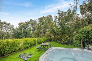 Outdoor spa tub - 3 Bed in Tenby (oc-t26851) (Saint Florence)