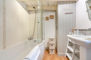 Towels - 2 Bed in Whitby (oc-w134) (Whitby)