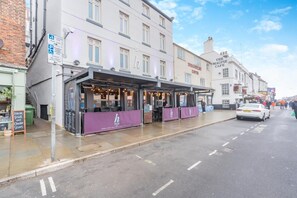 Exterior - 2 Bed in Whitby (oc-w134) (Whitby)