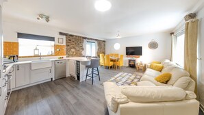 Un apartamento moderno con cocina, comedor y sala de estar.