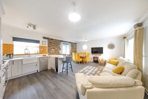 TV - 3 Bed in Tenby (oc-g26850) (Saint Florence)