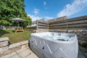 Outdoor spa tub - 3 Bed in Tenby (oc-g26850) (Saint Florence)