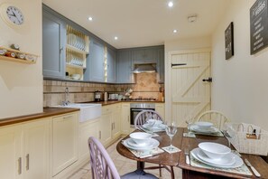 Microwave, oven, dishwasher, highchair - 3 Bed in Hope Valley (oc-dcherb) (England)