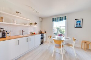 Microwave, oven, dishwasher, cookware/dishes/utensils - 1 Bed in Southwold (oc-77hs) (Southwold)