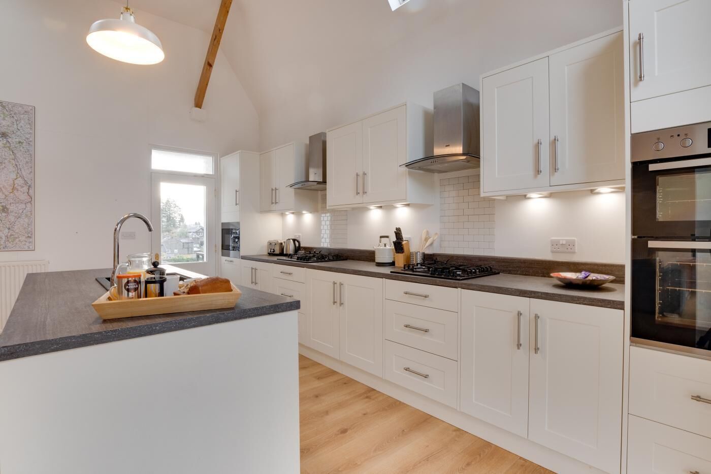 Micro-ondes, four, lave-vaisselle, chaise haute