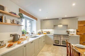 Oven, dishwasher, high chair, cookware/dishes/utensils - 5 Bed in Cynllwyd Uchaf (oc-n33410) (Bala)