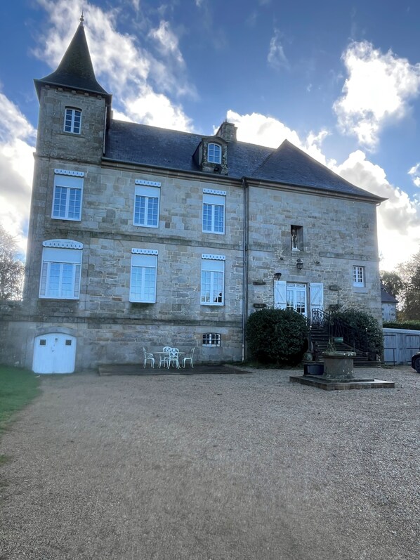 المنشأة من الخارج