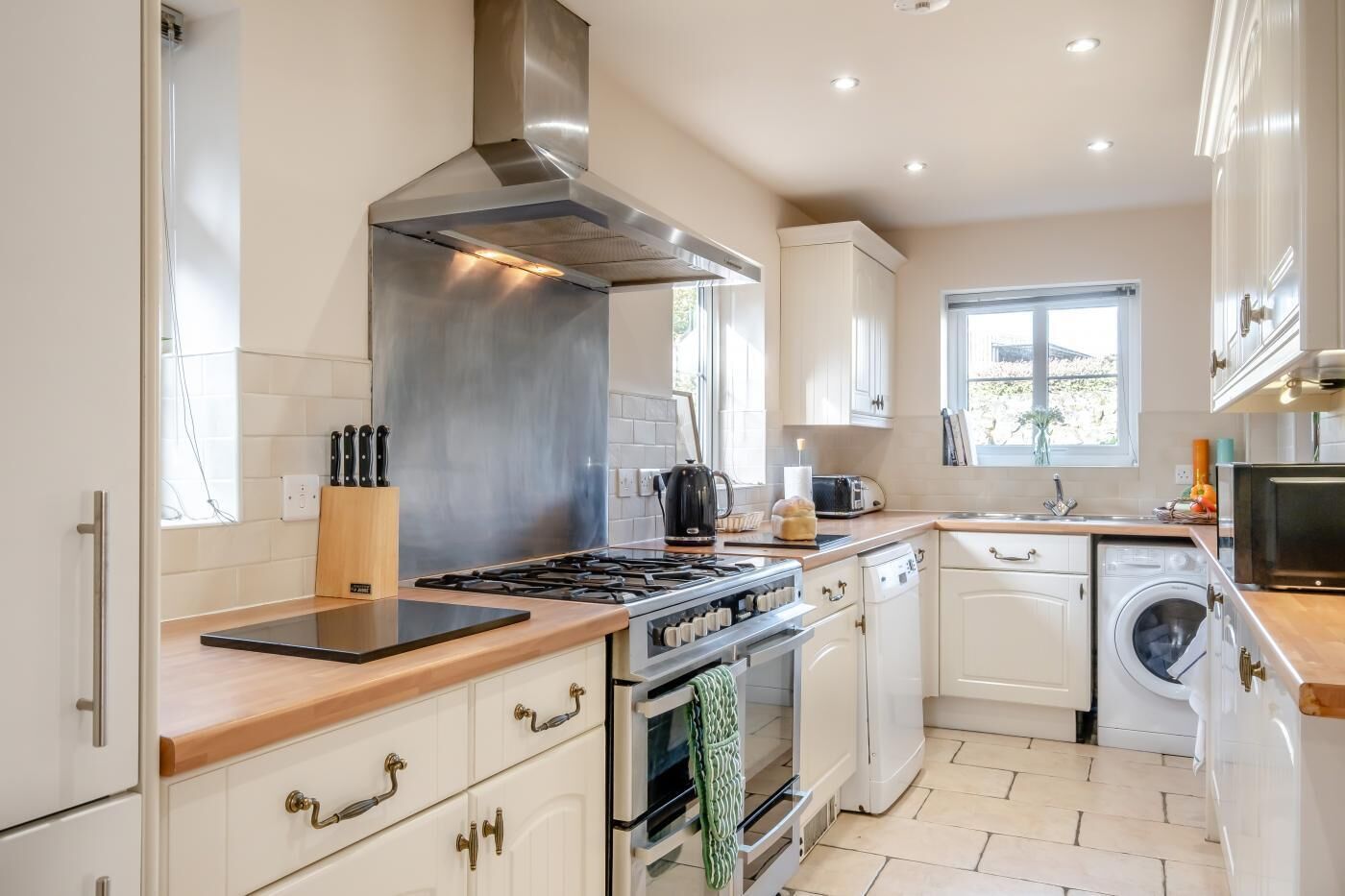 Mikrobølgeovn, ovn, oppvaskmaskin og høy barnestol