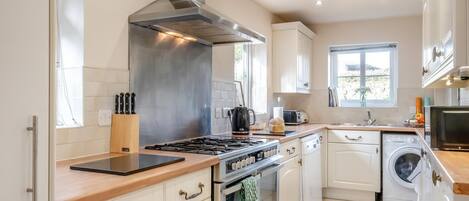 Mikrobølgeovn, ovn, oppvaskmaskin og høy barnestol