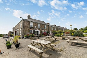 Outdoor dining - 2 Bed in Edmonton (oc-p00586) (Edmonton)