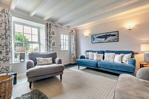 TV, fireplace - 2 Bed in Edmonton (oc-p00586) (Edmonton)