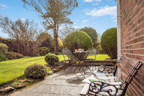 Outdoor dining - 2 Bed in Whitby (oc-w104) (Whitby)