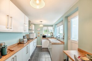 Microwave, oven, dishwasher, cookware/dishes/utensils - 4 Bed in Brixham (oc-b33461) (Brixham)