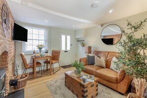 TV, fireplace - 1 Bed in Woodbridge (oc-11ang) (Woodbridge)