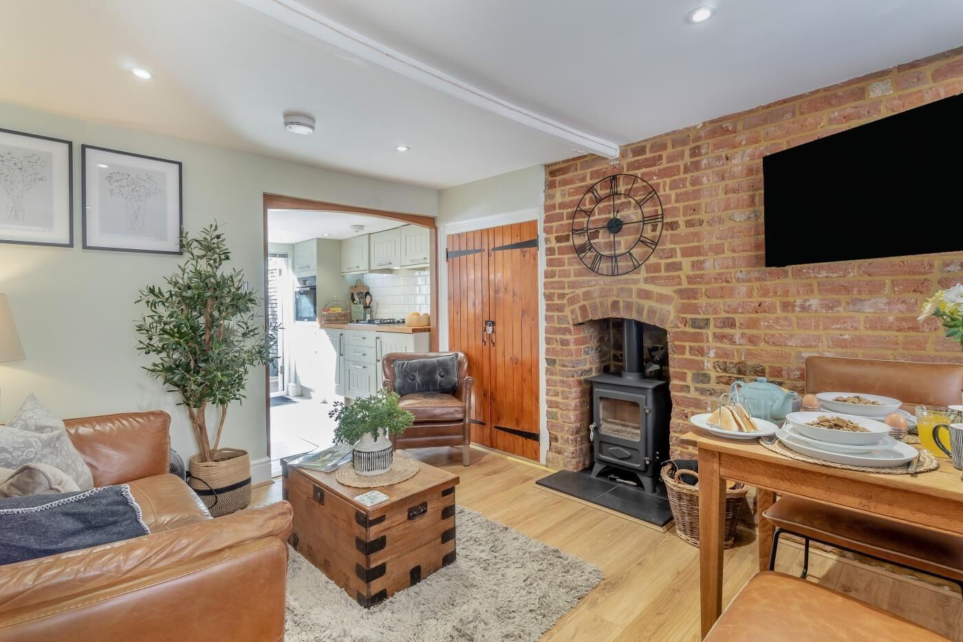 Een televisie en een open haard