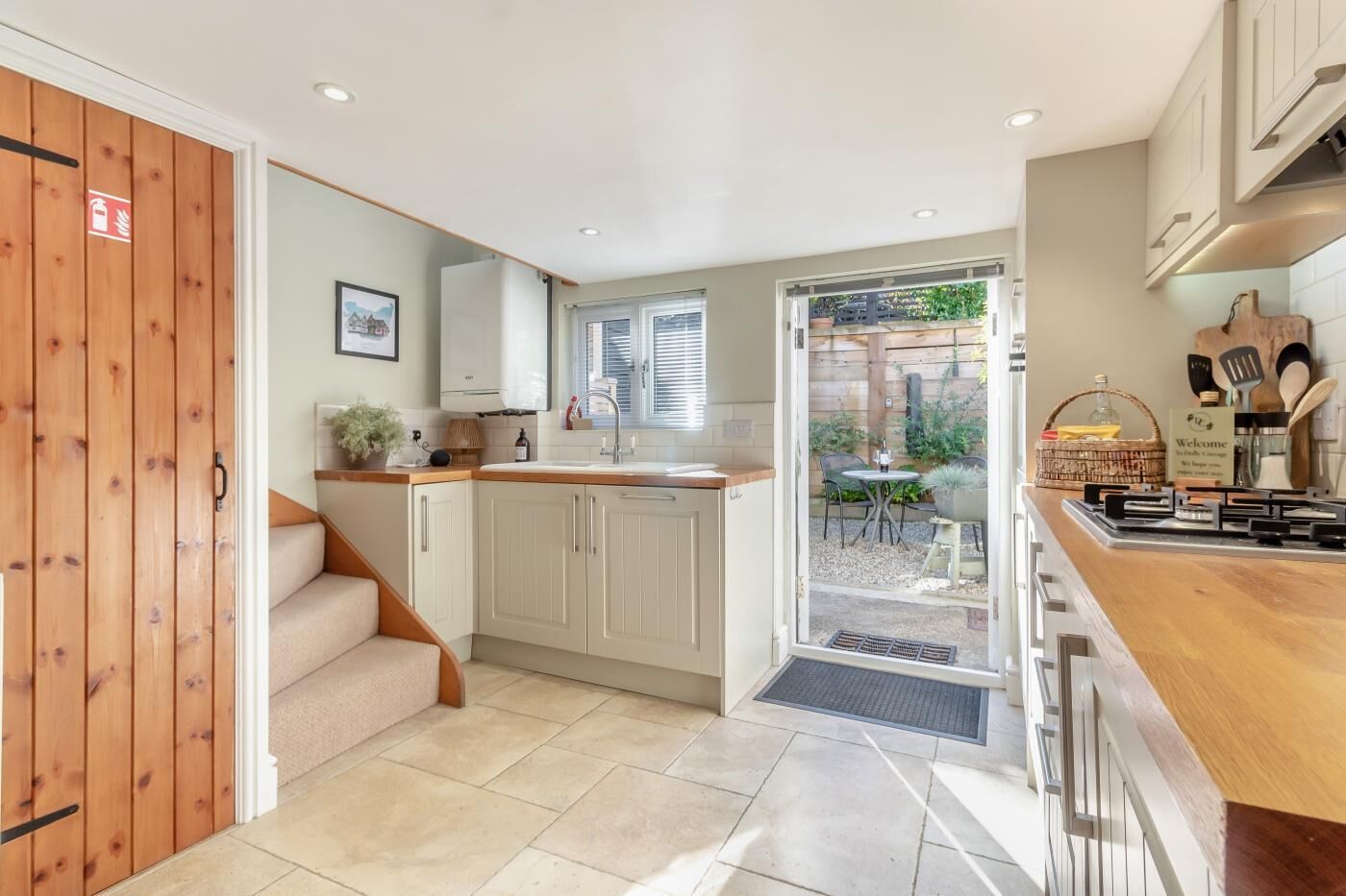 Microondas, horno, lavavajillas y utensilios de cocina 