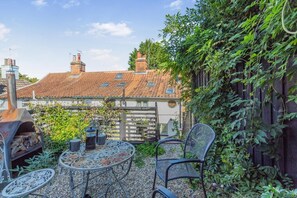 Outdoor dining - 1 Bed in Woodbridge (oc-11ang) (Woodbridge)