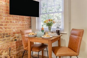 Dining - 1 Bed in Woodbridge (oc-11ang) (Woodbridge)