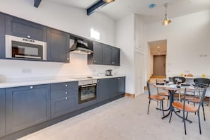 Microwave, oven, dishwasher, cookware/dishes/utensils - 3 Bed in Burtersett (oc-ds1043) (Burtersett)