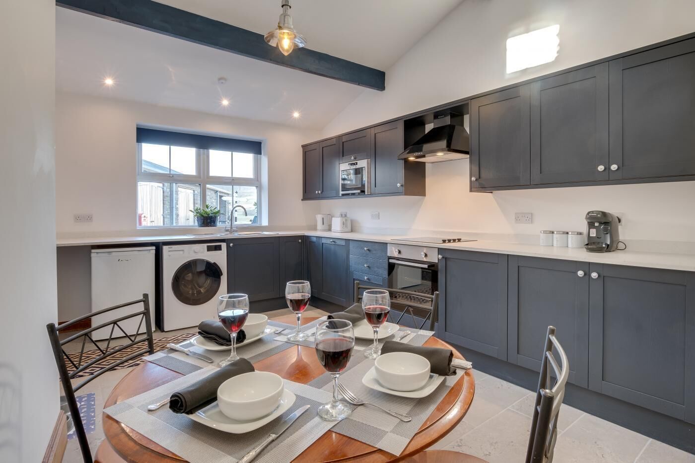 Mikrovågsugn, ugn, diskmaskin och barnstol