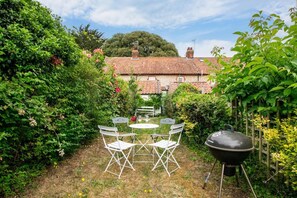 Outdoor dining - 2 Bed in Burnham Market (oc-j33432) (Burnham Market)