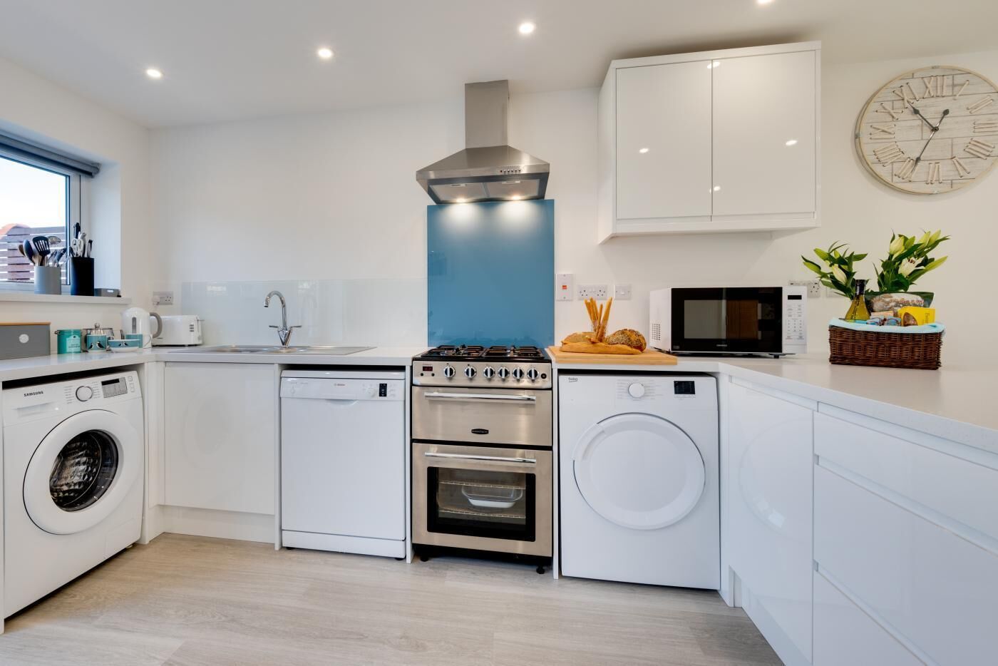 Microondas, horno, lavavajillas y utensilios de cocina 