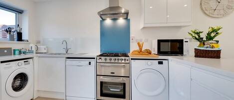 Microondas, horno, lavavajillas y utensilios de cocina