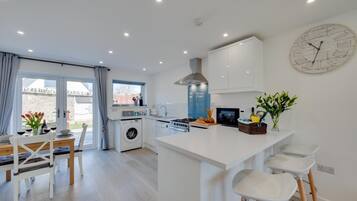 Microwave, oven, dishwasher, cookware/dishes/utensils