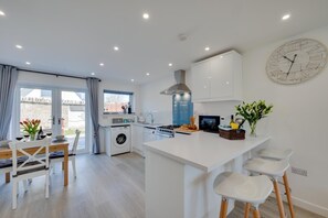 Microwave, oven, dishwasher, cookware/dishes/utensils - 2 Bed in Swanage (oc-wy606) (Swanage)