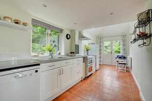 Microwave, oven, dishwasher, cookware/dishes/utensils - 3 Bed in Hickling (oc-1760) (Hickling)