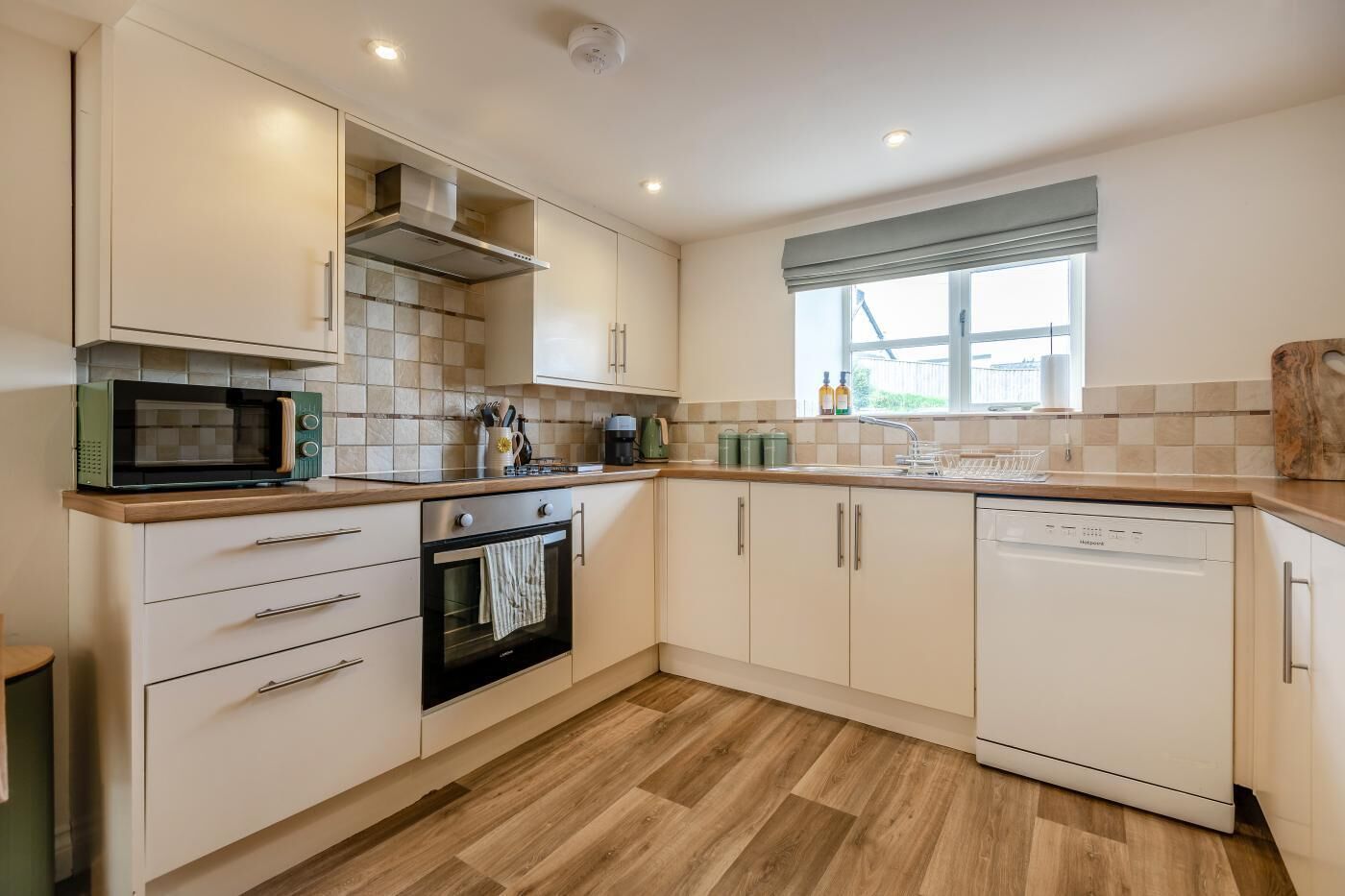 Ovn, oppvaskmaskin, høy barnestol og kjøkkenutstyr