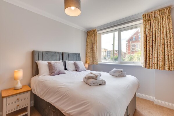 Iron/ironing board, free WiFi, bed sheets