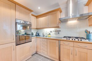 Microwave, oven, dishwasher, cookware/dishes/utensils