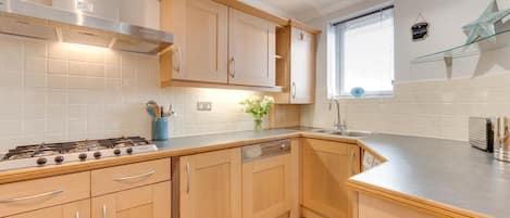 Microwave, oven, dishwasher, cookware/dishes/utensils