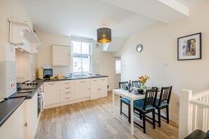 Microwave, oven, dishwasher, cookware/dishes/utensils - 2 Bed in Whitby (oc-w402) (Whitby)
