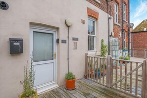 Terrace/patio - 2 Bed in Whitby (oc-w402) (Whitby)