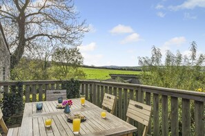 Outdoor dining - 3 Bed in Moylegrove (oc-s33507) (Cardigan)