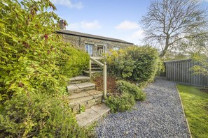 Property grounds - 3 Bed in Moylegrove (oc-s33507) (Cardigan)