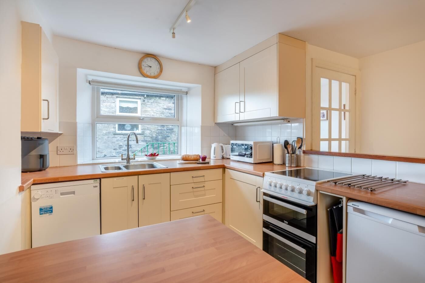 Microondas, horno, lavavajillas, silla alta para bebés