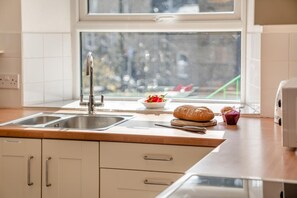 Microwave, oven, dishwasher, high chair - 2 Bed in Hawes (oc-ds1041) (Hawes)