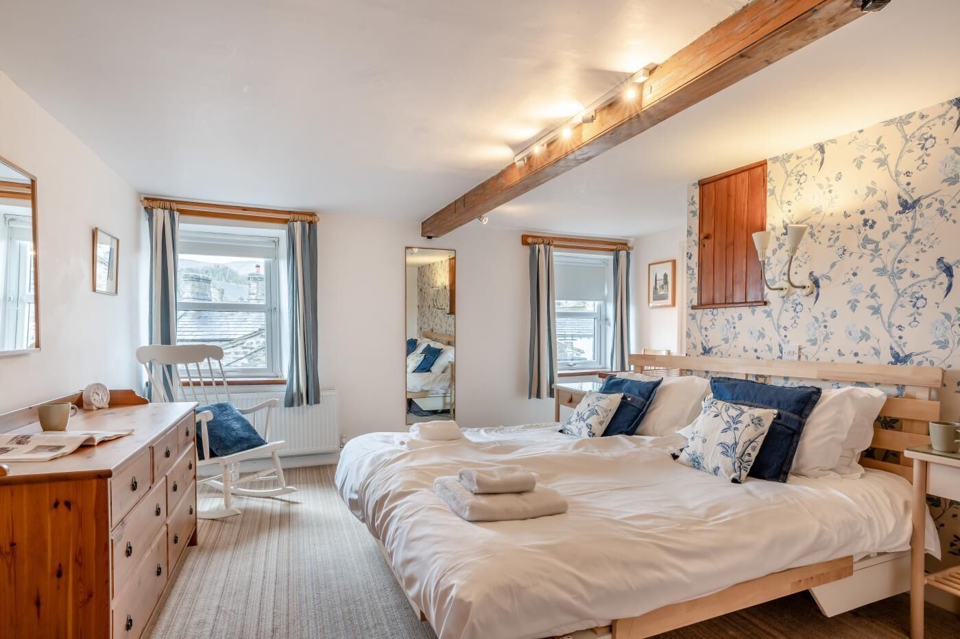 Tabla de planchar con plancha, wifi gratis y ropa de cama 