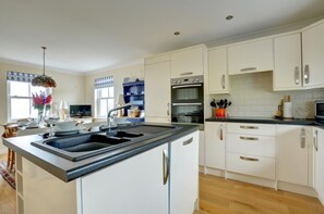Microwave, oven, dishwasher, high chair - 5 Bed in Amroth (oc-pw9067) (Amroth)