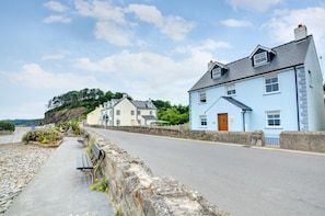 Exterior - 5 Bed in Amroth (oc-pw9067) (Amroth)