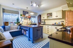 A kitchen with a central island, built-in cabinets, and a checkered floor. - 2 Bed in Pickering (oc-y110) (Pickering)