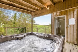 Outdoor spa tub - 2 Bed in Moylegrove (oc-g33509) (Cardigan)