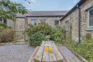 Outdoor dining - 2 Bed in Moylegrove (oc-g33509) (Cardigan)